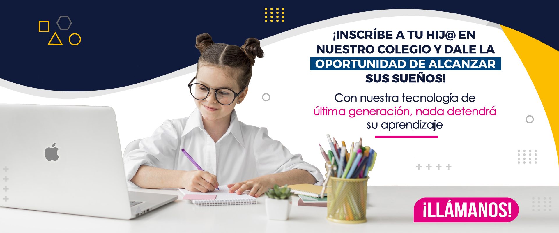Alumnos en clase de tecnología durante el proceso de inscripciones en colegio CEMIE.
